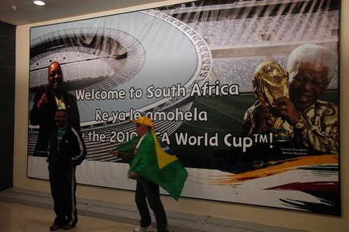 Aficionados brasileños en el aeropuerto O. R. Tambo